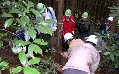 体験教室の様子：指導者のもとで伐採中