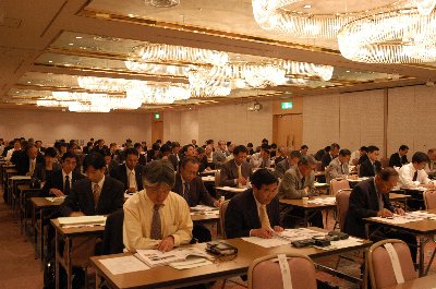 多くの会員が集った会場