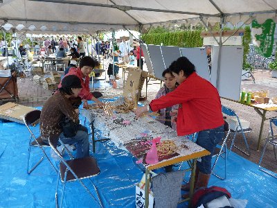 京都森林インストラクター会の皆さんの指導による竹かごづくり