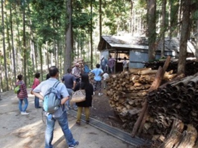 炭焼き小屋を見学