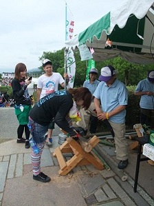 丸太切り体験の様子