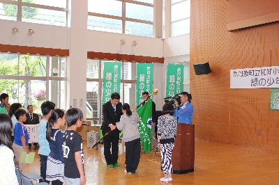 02団旗授与