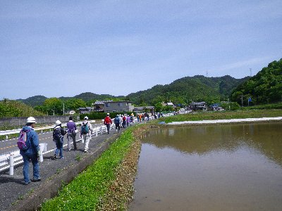 青空の下、徒歩で移動