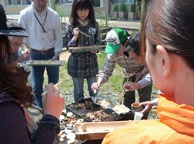 竹製の食器を手にコンロを囲みます。