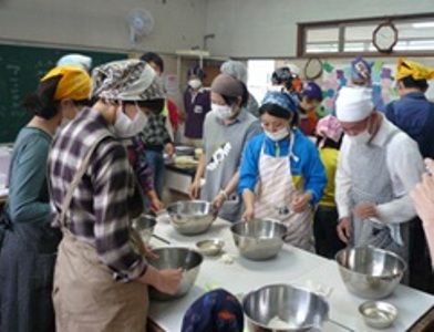 パン焼き体験中