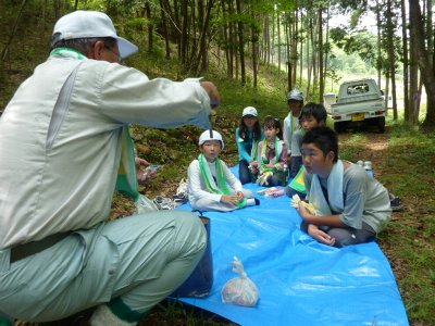 小物の作り方を聞く子供たち