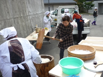 「終わった後は、新米でもちつき」