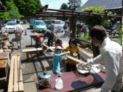 作業後の昼食では、は子どもたちに大人気の「流しそうめん」