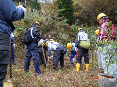 植樹の為の穴を掘ります