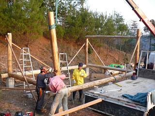 作業小屋の柱をかみ合わせている様子