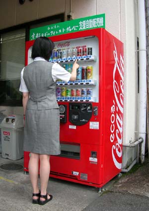 協会支援型自動販売機で飲み物を買う社員