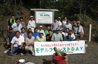 地元の方も一緒に記念撮影