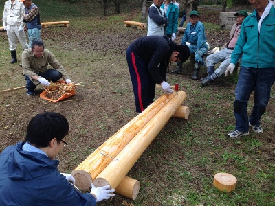 間伐材を使ったベンチ作り