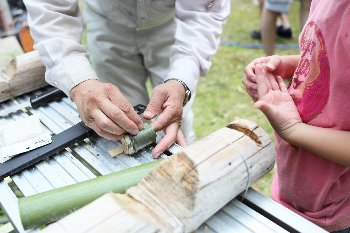 竹細工の作り方を教えてもらっています