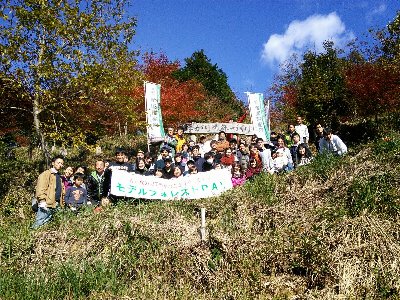 活動地での記念撮影。みんな笑顔になっています