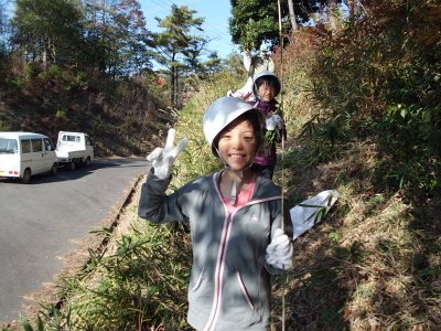 午前の作業を終えて下山する子供たち