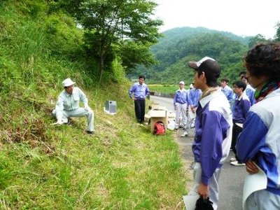 林業普及指導員から安全な道具の使い方を指導