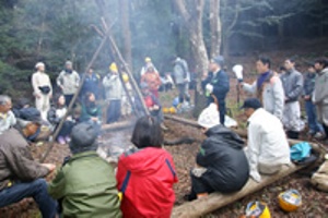 焚き火を囲んで　昼食交流会